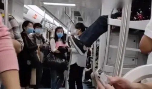 老太太爬上地铁行李架上蹭坐，为何其他乘客都不敢靠近？