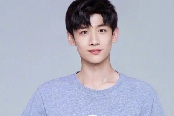 看明星大侦探觉得白敬亭长得很帅，也非常聪明，但为什么不火呢？