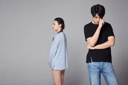江苏一女子出轨后洗劫前男友婚房，此女子的这一行为合法吗？
