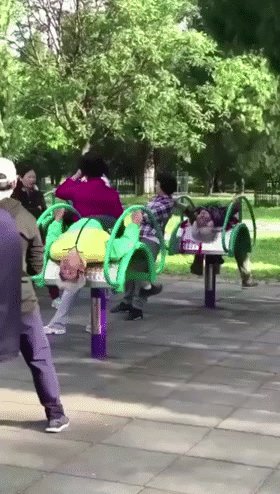 青岛现老年人健身暴走团，大爷大妈专走马路中间。你怎么看？