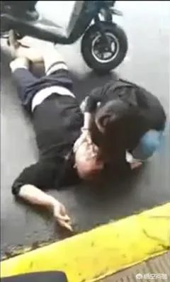 哈尔滨摩托车司机与的哥起争执心脏病发身亡，涉事的哥被批捕，你觉得出租车司机冤吗？