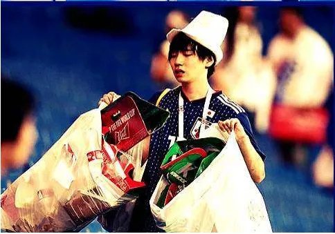 日本队是如何清理更衣室的？