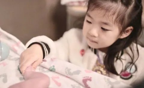 章子怡罕现身，谈女儿几度哽咽落泪不止，她的育儿观是怎样的？