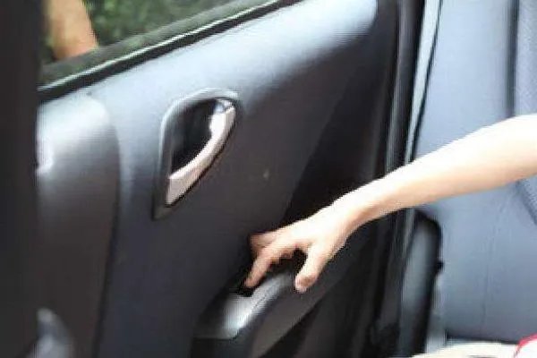 两男孩车内窒息家属要求车主担责，家属到底凭什么这么想？