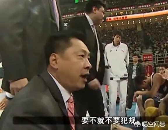为什么李春江指导会在比赛中让队员对马布里上腿?当时是什么情况?