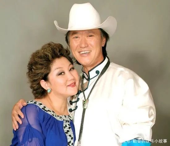 吉祥三宝中，爸爸去世，妈妈隐退，女儿如今怎么样了？