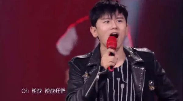 张杰把耳返蹦断了的原因是什么？