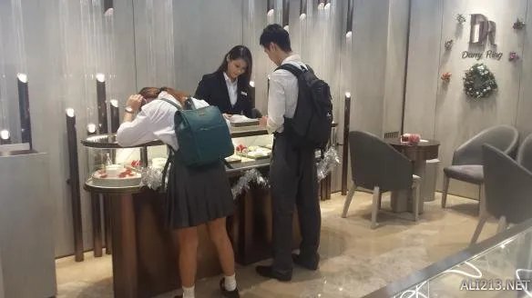 怒吞一吨狗粮!香港17岁学霸旷课求婚 耽误学习也要爱