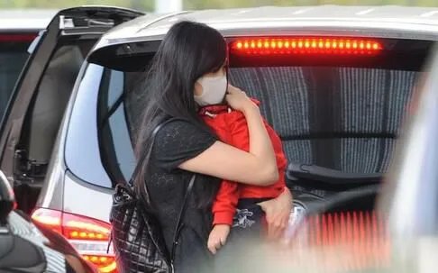 吴尊爱妻罕见露面，气质如何？