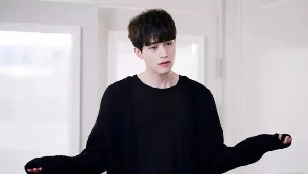 请问李栋旭是个怎样的人?