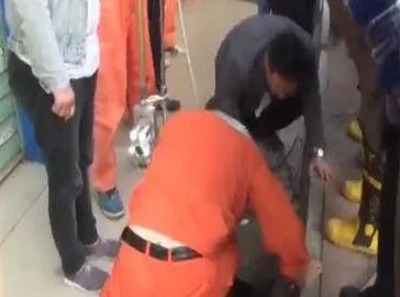 女孩堵气钻下水道有没发生意外？