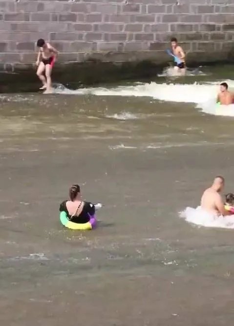 重庆一泄洪口成网红滑水地，重庆的洪水有多严重？