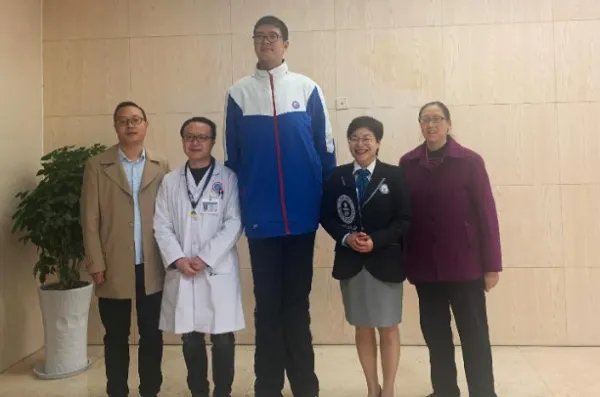 四川14岁男孩高221厘米是何原因？