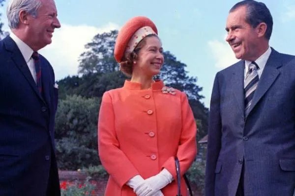 在美国总统初选时，有哪些不被看好最后却异军突起的例子？