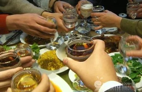 带上女朋友参加领导饭局，领导夹了青椒给女友。这有什么含义吗？