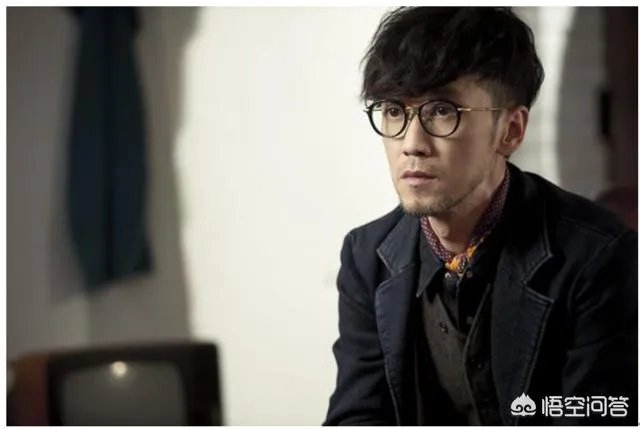 看了个视频，周传雄（小刚）在台上唱歌，有个评委叫冯提莫！我就想问问冯提莫是谁？