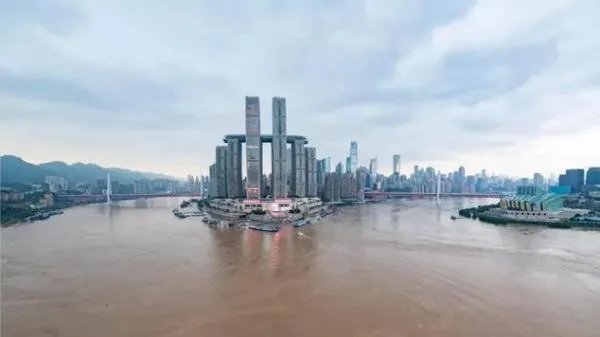 重庆一泄洪口成网红滑水地，重庆的洪水有多严重？