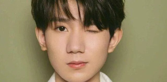 王源被写进了政治课本，却因为违反交规而道歉，到底怎么回事？