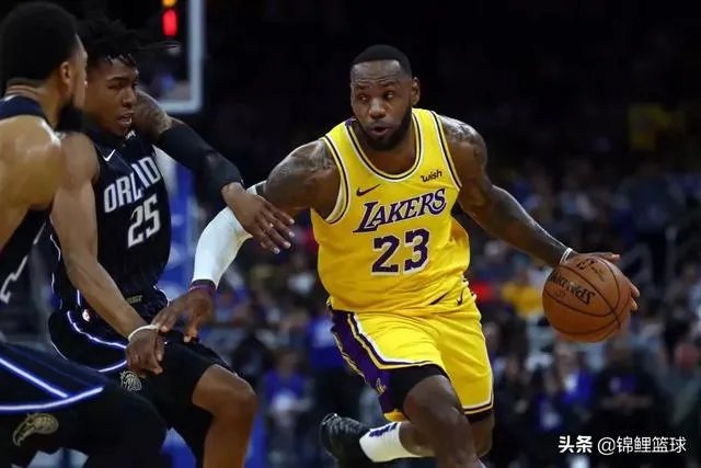 湖人VS魔术，霍华德引冲突后被四人围攻，詹姆斯迅速解救，对此你怎么看？