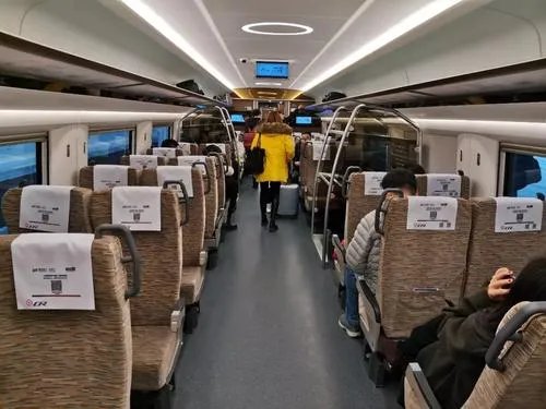 老太太爬上地铁行李架上蹭坐，为何其他乘客都不敢靠近？