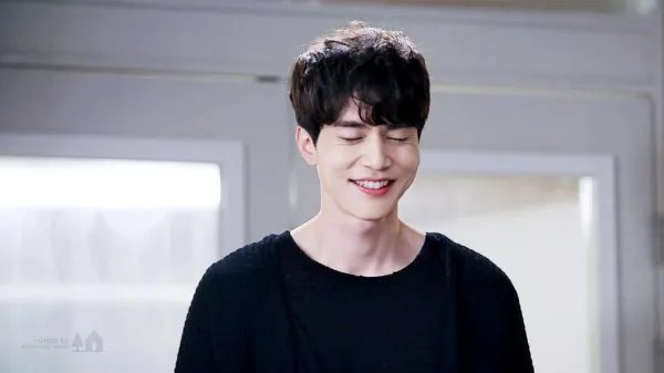 请问李栋旭是个怎样的人?