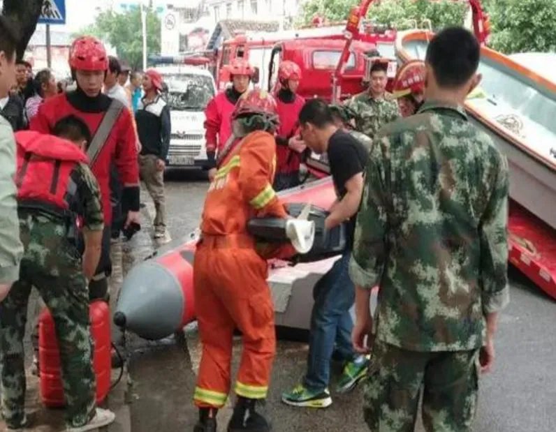 广西当地政府如何处置两艘龙舟翻船事件？