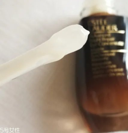 雅诗兰黛精华液的正确使用方法