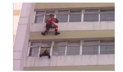 高中生跳楼被踹回是怎么回事？