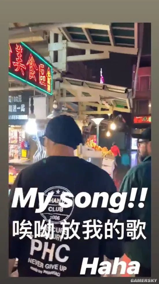 周杰伦陪好友逛夜市 遇摊贩放自己新歌开心哼唱