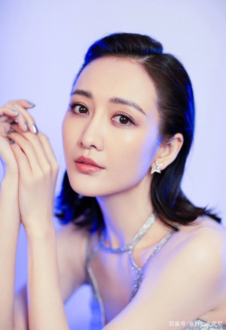 父母没钱把她扔给邻居养，打工时误入娱乐圈，如今成撒贝宁女神，你怎么看？