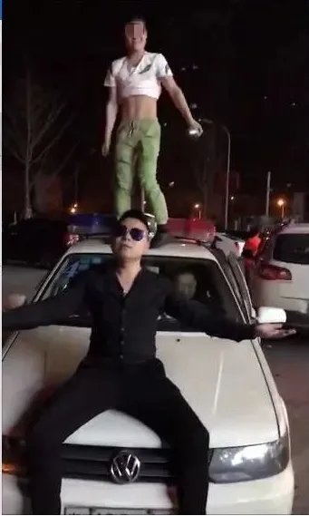 网红主播为何踩踏警车被抓？