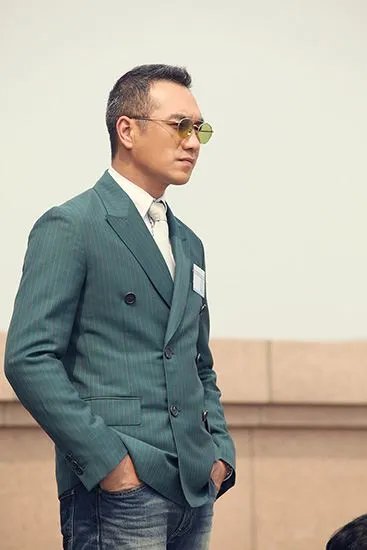 与徐静蕾同居5年，与周迅传出暧昧，黄觉为何最后娶了网红麦子？