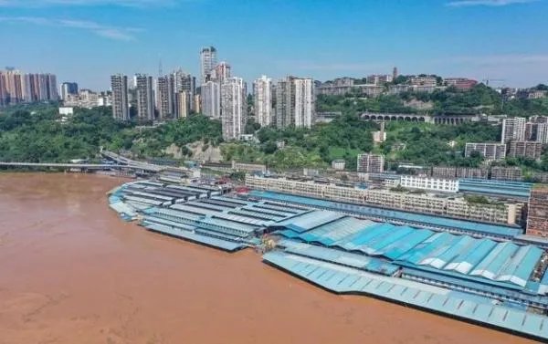 重庆一泄洪口成网红滑水地，重庆的洪水有多严重？