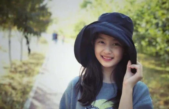 剪掉长发后，短发的她才是13岁该有的模样，多多为何变回乖乖女？