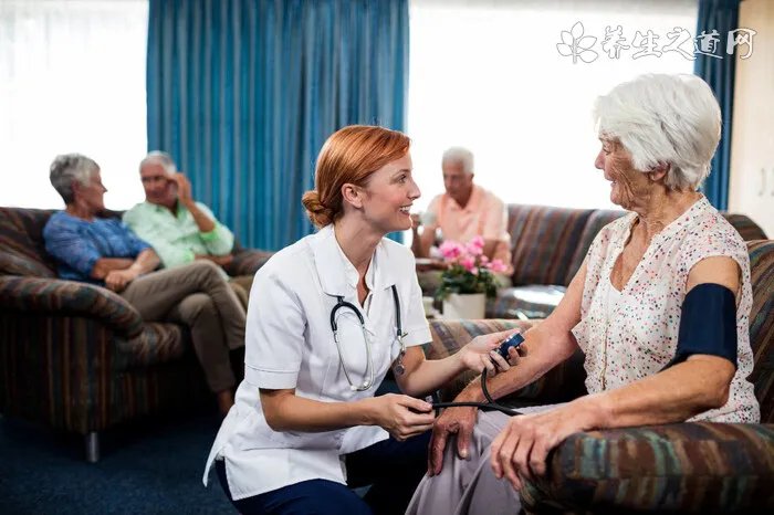 美国新冠肺炎确诊人数超120万 高温下口罩可摘吗