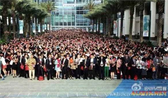 中国7000人旅行团“占领”洛杉矶齐唱国歌！