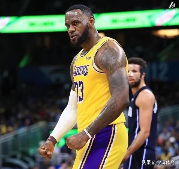 湖人VS魔术，霍华德引冲突后被四人围攻，詹姆斯迅速解救，对此你怎么看？