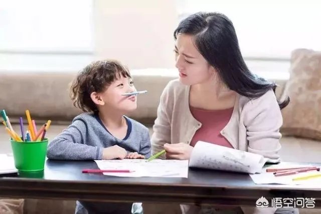 哥哥和妹妹玩玩具玩得很开心，约定好写作业的时间到了却都不愿意写，家长该怎么办？