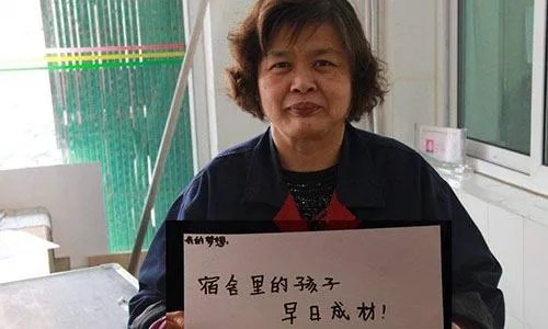 大学生晚归唱世上只有妈妈好求情，此方法奏效了吗？