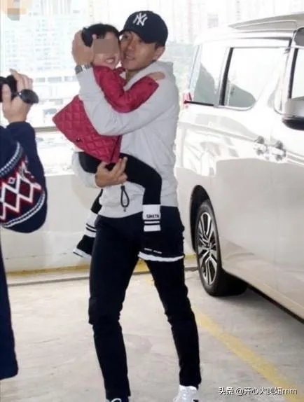 刘恺威和女儿同台，小糯米正脸首曝光，你觉得长得像杨幂小时候吗？