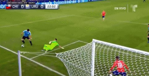 美洲杯搞笑一幕，智利门将扑出苏亚雷斯传球，随后苏亚雷斯示意对方手球，你怎么看？