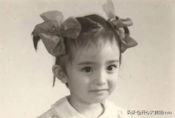 刘恺威和女儿同台，小糯米正脸首曝光，你觉得长得像杨幂小时候吗？