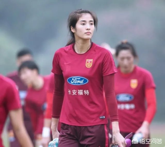 中国女足门将赵丽娜，为什么扑救前老是把双手收紧在胸口处？