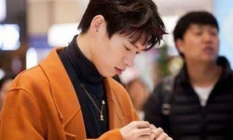 魏大勋高情商回应抢拍逗笑全场，你认为他在《天赐的声音》中表现怎么样？