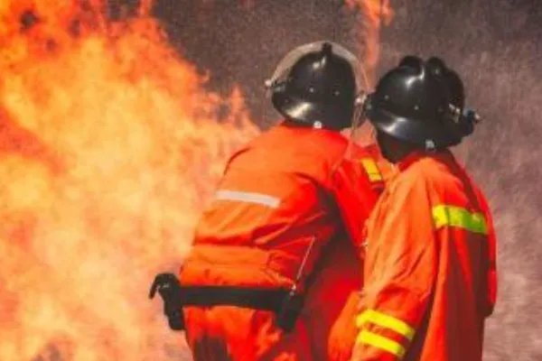 3岁女童头卡栅栏，消防员暖心安慰，消防员为何一直都是舍己的精神？