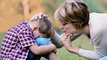 男孩子因为小事儿而哭，家长该责备还是鼓励呢？如何正确引导孩子的情绪？