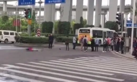 摩托骑手高架坠亡怎么回事：视频始末这到底是个什么梗