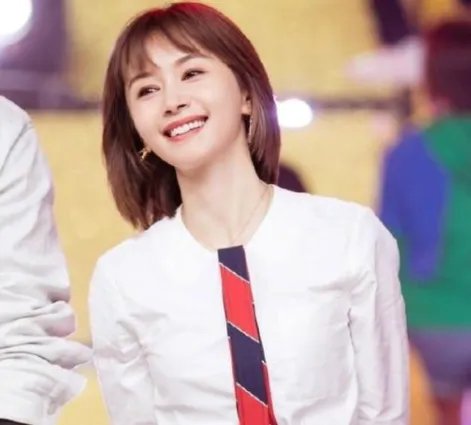 导演回应助理跪地为王子文穿鞋一事，导演给出的回应是什么？