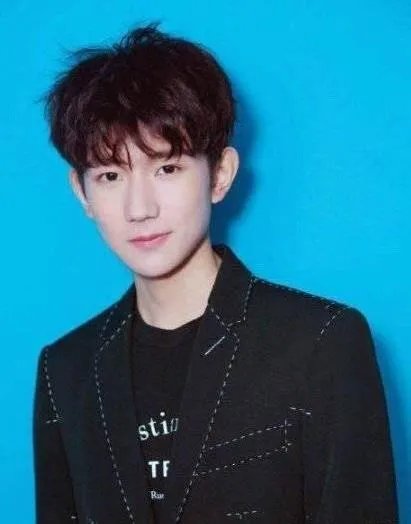 王源被写进了政治课本,却因为违反交规而道歉,到底怎么回事?