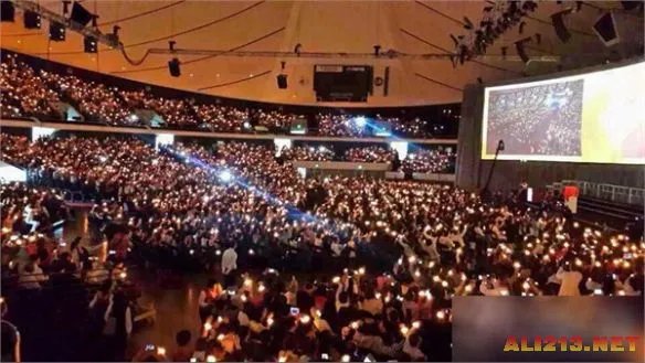 中国7000人旅行团“占领”洛杉矶齐唱国歌！